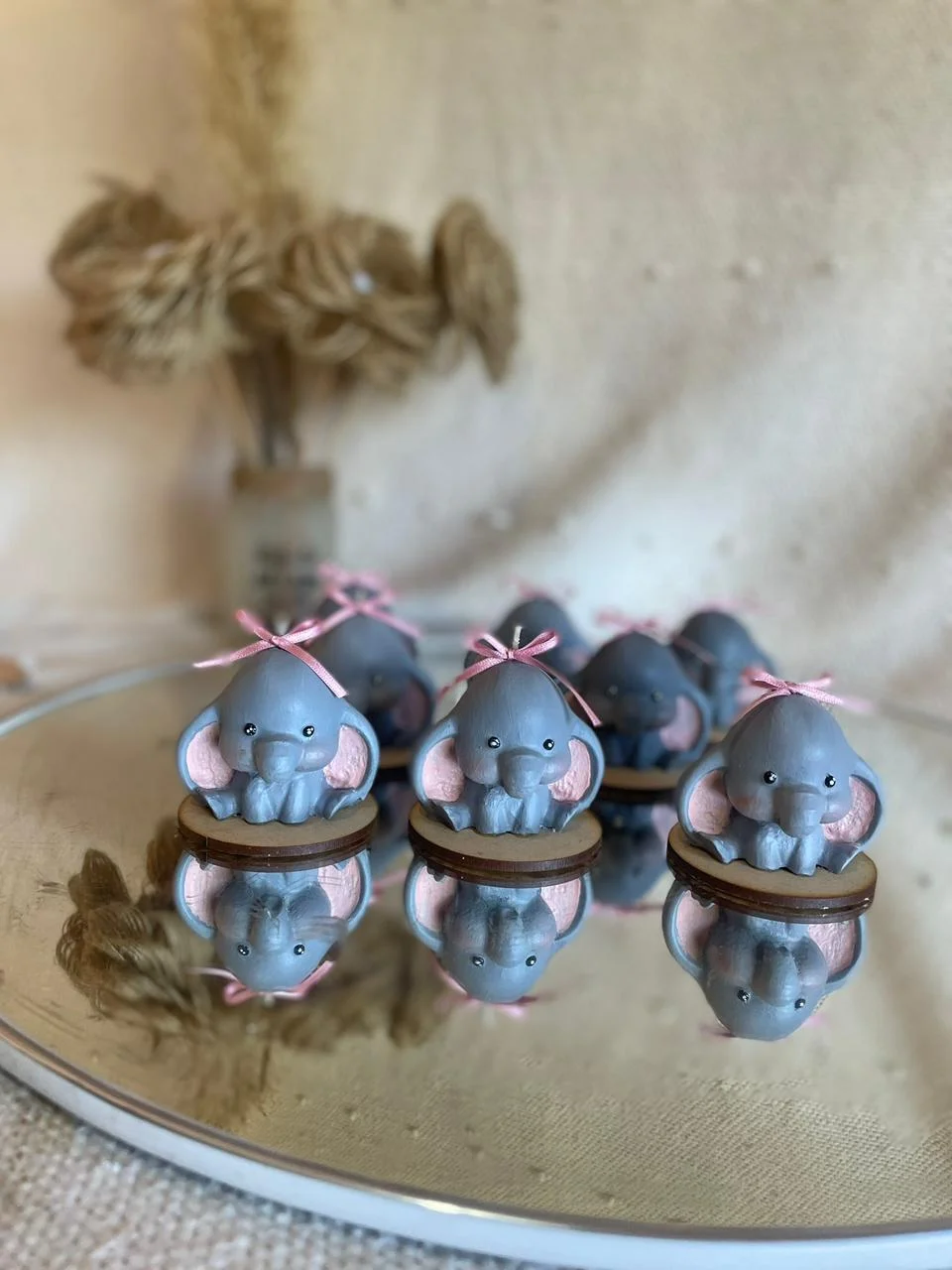 Elefantito Gris Souvenir + base de madera